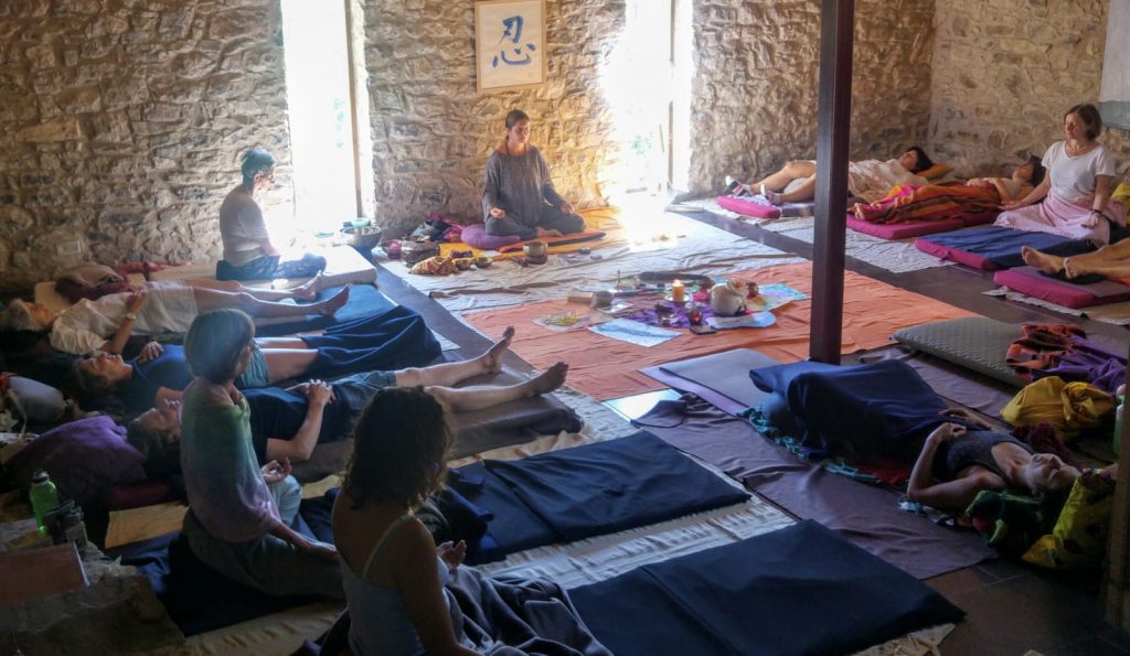 sala de meditación con un grupo meditando